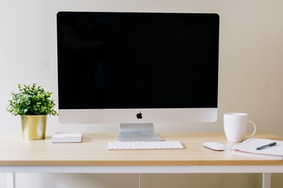 银色iMac、Apple Magic键盘和Apple Magic鼠标